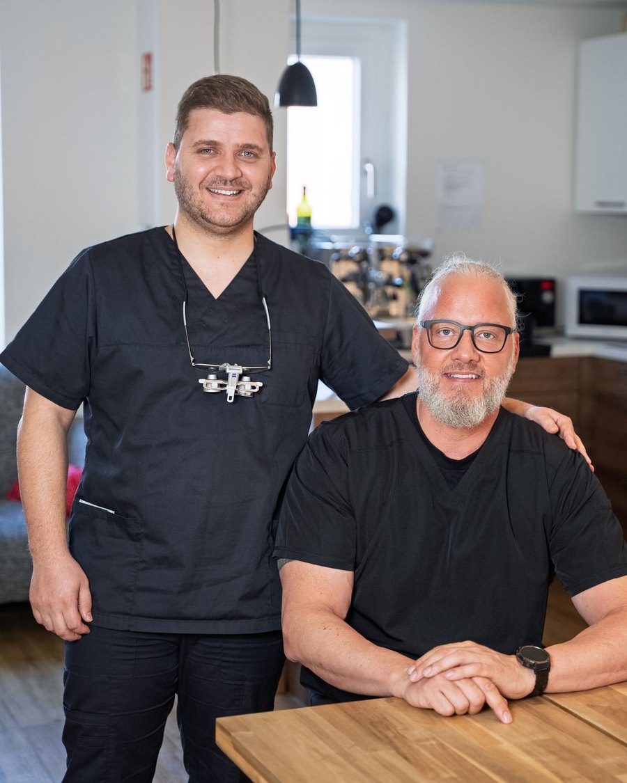 Zwei Zahnärzte der Praxis Dr. Kaiser & Kollegen