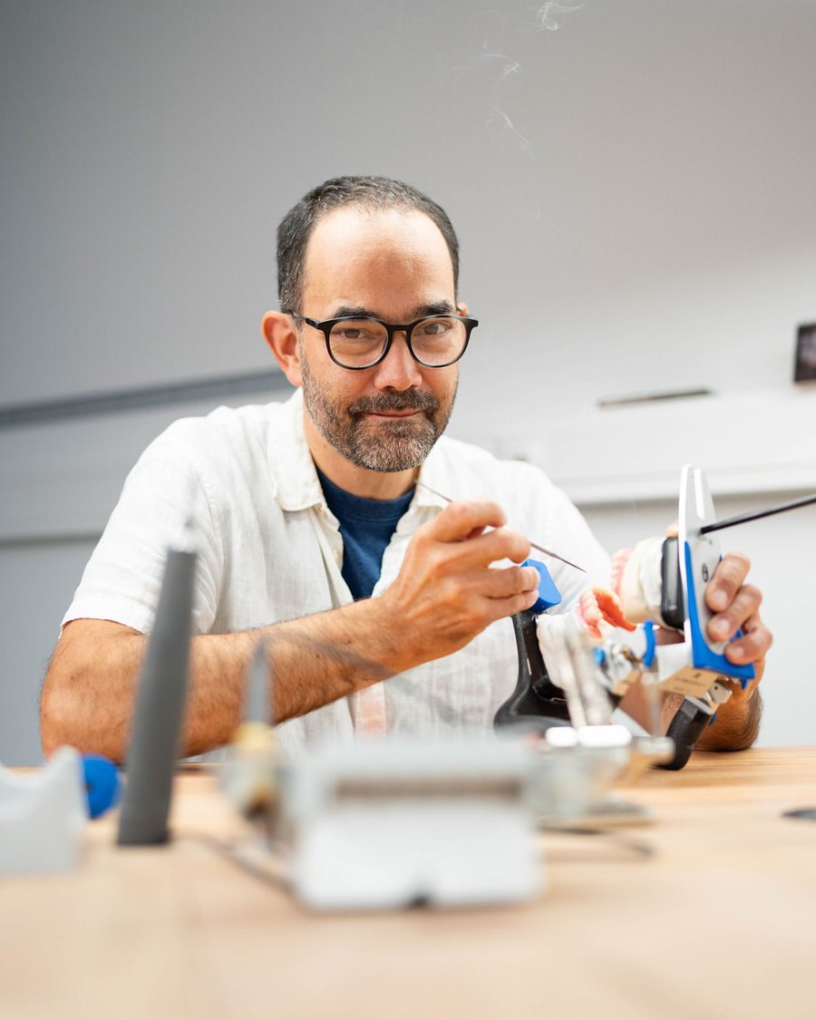 Zahntechniker bei der Arbeit am Artikulator
