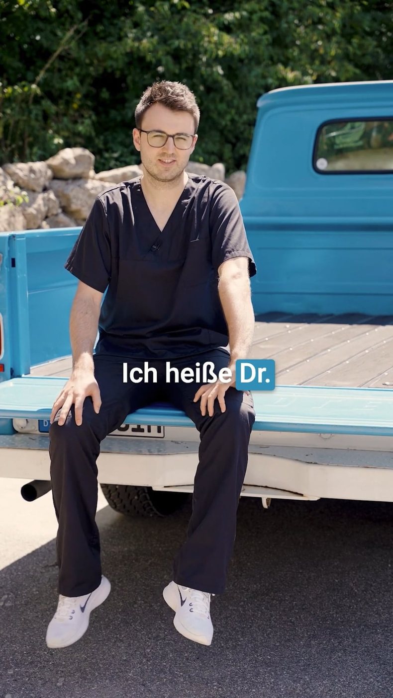 Teammitglied vor der Praxis, Videovorstellung