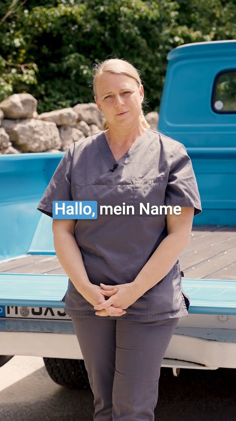 Teammitglied vor der Praxis, Videovorstellung