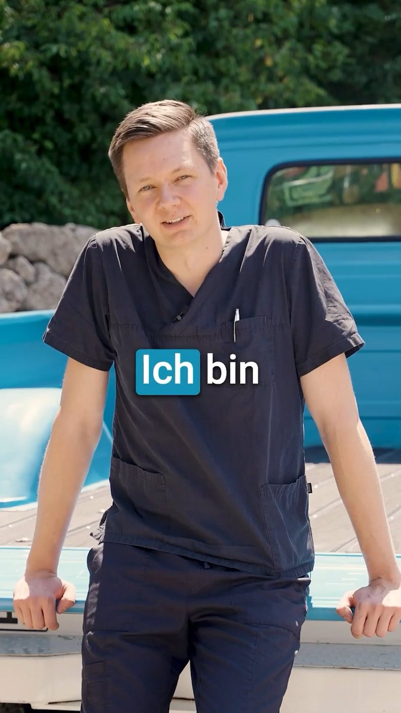 Teammitglied vor der Praxis, Videovorstellung