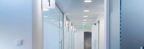 Flur mit nummerierten Behandlungszimmern