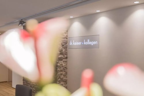 Wandschriftzug „dr. kaiser + kollegen“ im Eingangsbereich