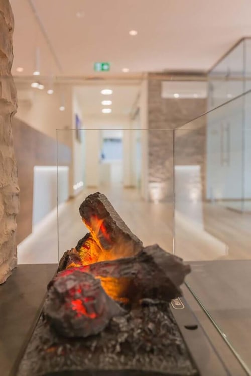 Kamin im Aufenthaltsbereich der Praxis